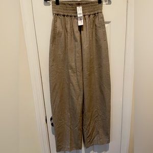 High-waisted pants with elastic waist.  side pockets